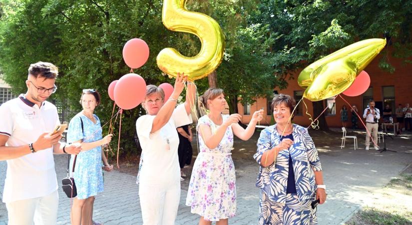 Különleges fejlesztés: játszóteret adtak át a szolnoki kórházban – videóval