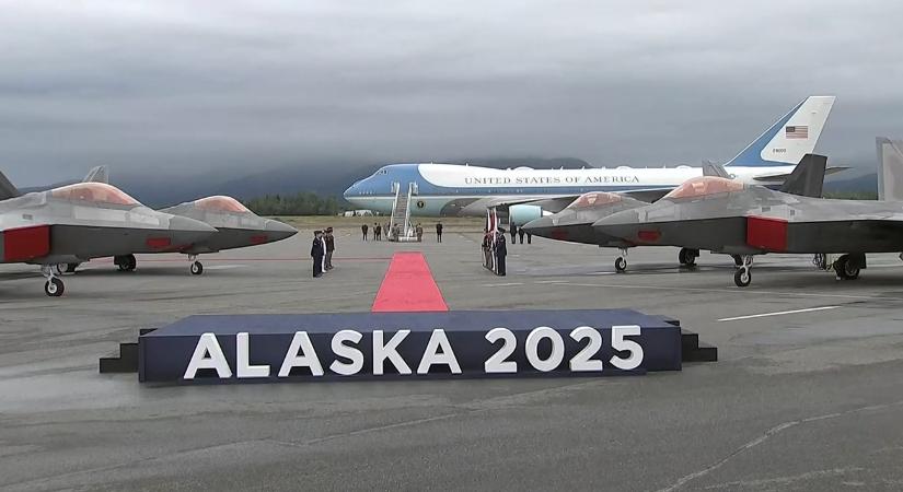 Donald Trump már várja Vlagyimir Putyint, megérkezett az alaszkai Anchorage-ba – videó