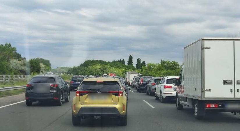 Friss videó az M7-esről: még mászkáltak a megtört kocsi körül, amikor jött a többi autó