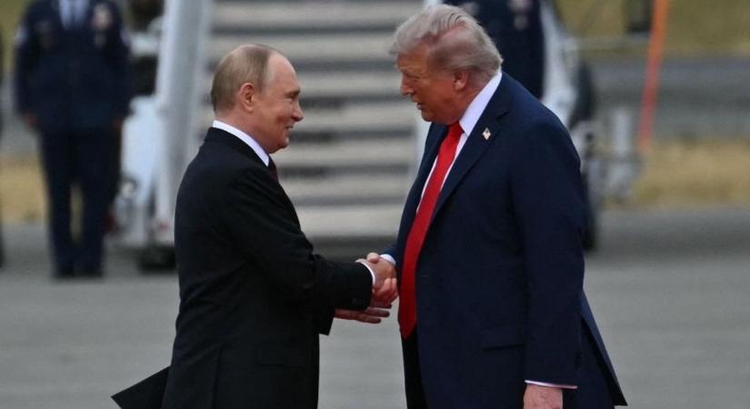 Trump és Putyin megérkezett Alaszkába, megtörtént az első kézfogás is (videó)