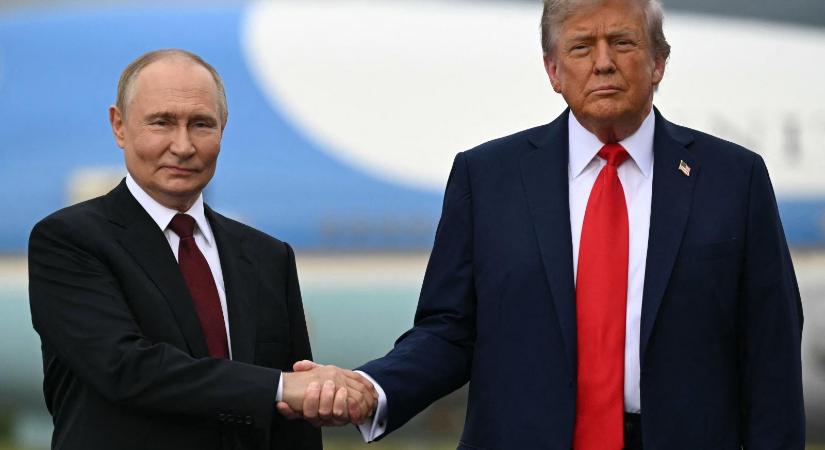 Alaszkában készen áll a színpad, Donald Trump és Vlagyimir Putyin kézfogásával megkezdődött a nagy találkozó