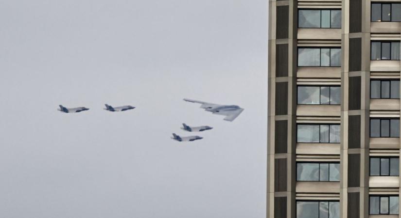 Félelmetes amerikai bombázó-kötelék húzott el Putyin feje fölött, amint kiszállt a repülőgépből – videón a B2-es és a vadászgépek akciója