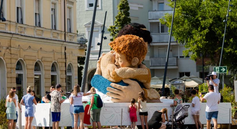 Megkezdődött a közösségi virágkocsi díszítése Debrecenben, mindenkit szeretettel várnak