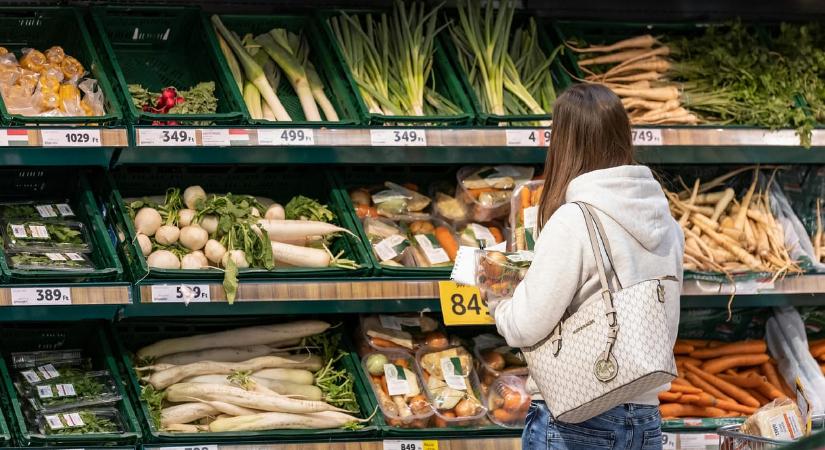 Nőnek a fizetések, de valami furcsa történik a boltokban