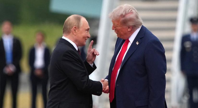 Trump B-2-es lopakodó bombázókat zúgatott el Putyin feje fölött, majd F-22-es vadászgépek mellett autóztatta el