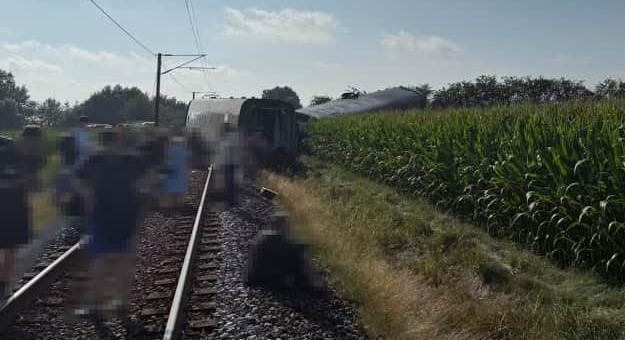 Kisiklott egy vonat Dániában, egy halott van, és sok a sérült