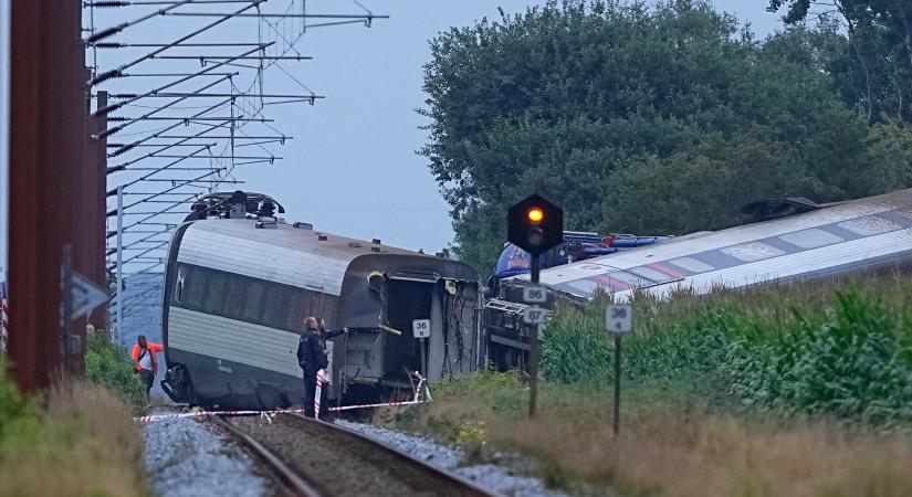Vonattal ütközött egy mezőgazdasági jármű Dániában, sokan megsérültek