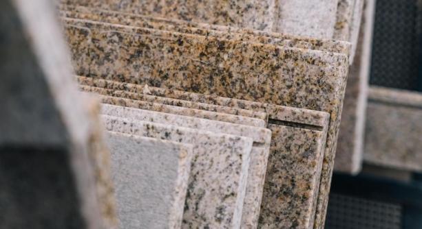 Az antracit ablakpárkány: időtálló elegancia otthona számára