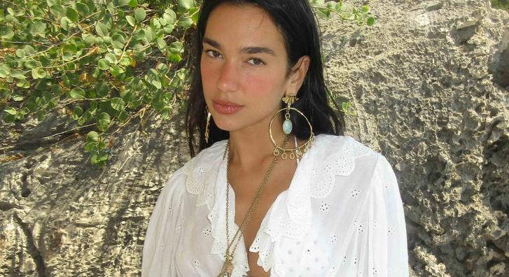 Dua Lipán ámul az internet, elképesztő jógapózokat mutatott be egy SUP-on egyensúlyozva