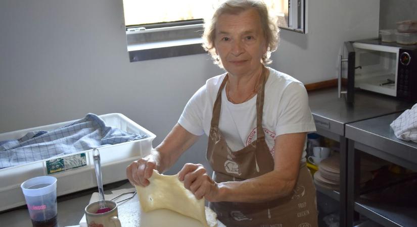 Lángos 7490 forintért? Irénke néni elárulta a titkot - videó