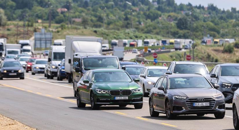 Balesettel indult a hétvége az M1-esen, hatalmas a torlódás