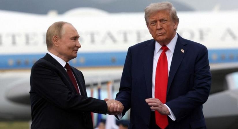 Mosolyból fagyos tekintet: Trump és Putyin kézfogásának rejtett üzenete
