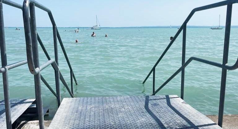 Szinte forró a Balaton vize, hihetetlenek a hőmérsékleti adatok