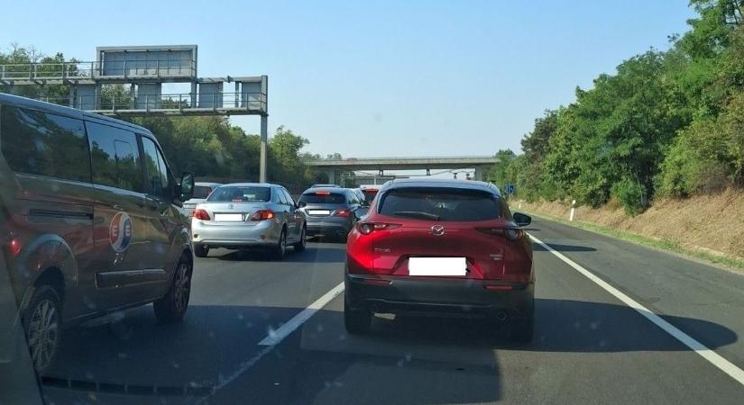 Dugóban a Balaton felé, hatalmas a torlódás az M7-esen