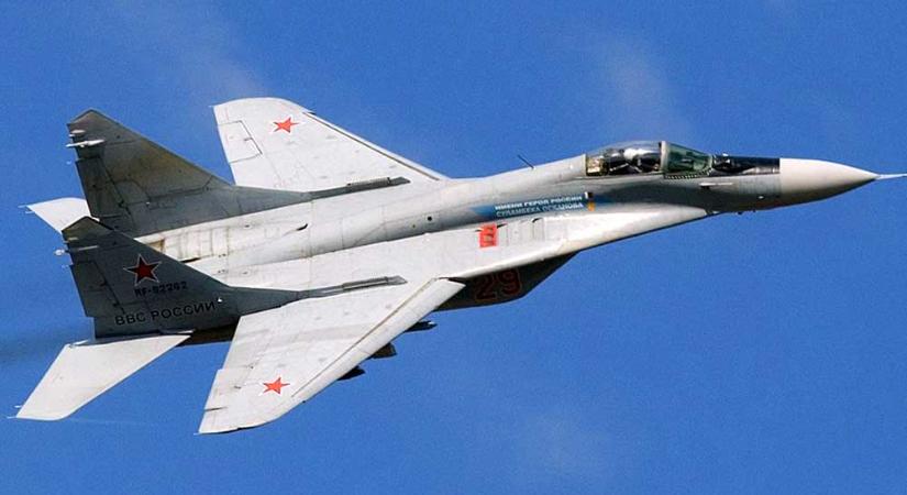Belső vizsgálatot rendelt el a honvédelmi miniszter, miután ismeretlenek, alkatrészeket loptak a kecskeméti MiG–29-esekből