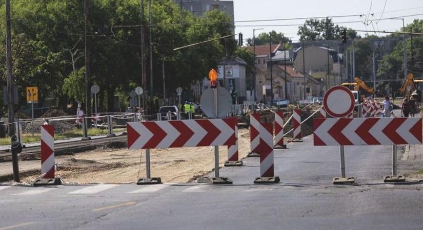 Elkészültek a munkálatokkal, hamarosan újra autózható lesz ez a forgalmas debreceni útszakasz