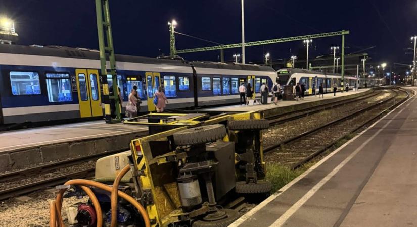 Könnyebben megsérült a Déli pályaudvaron felborult szippantó targonca vezetője