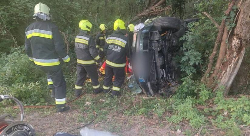Súlyos baleset a Balatonnál - Árokba hajtott egy autó - helyszíni fotók