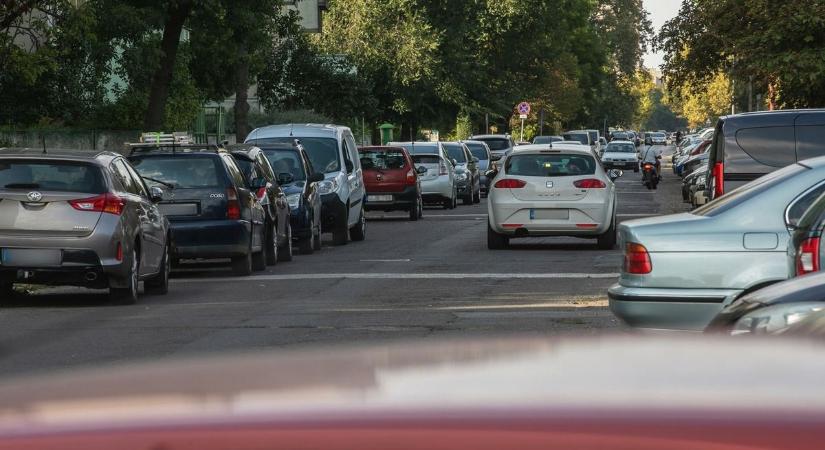Kétszer gondold meg, hol hagyod az autód! Sok parkolót lezárnak a Debreceni Virágkarnevál miatt!
