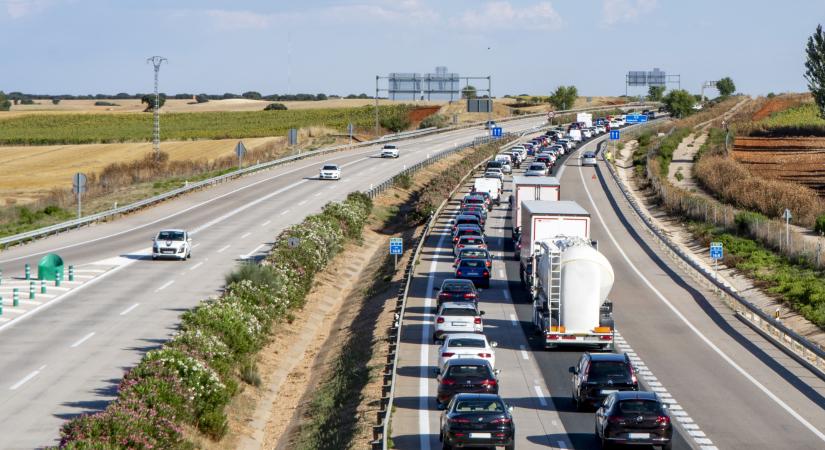 Baleset történt az M0-s autóúton, több kilométeren át állnak az autók