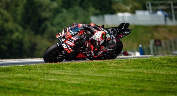 Bezzecchi pole-ban az Apriliával, Marquez bukott
