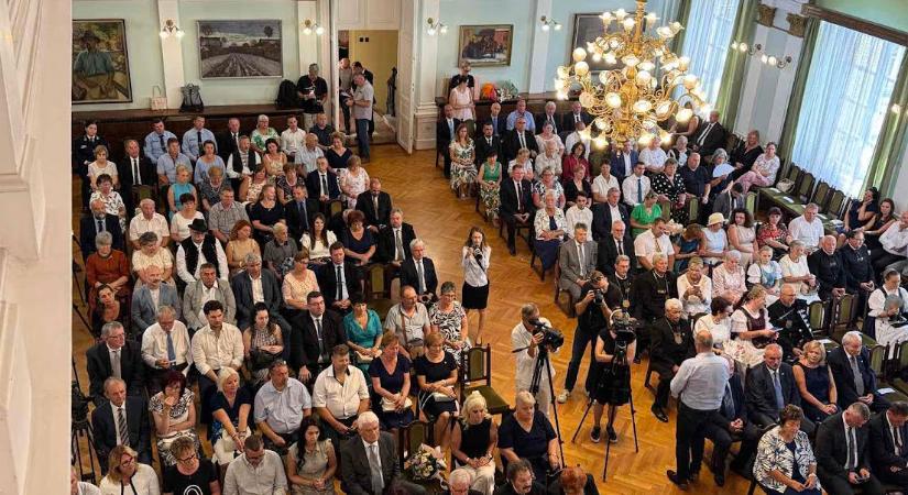 Rangos elismeréseket adtak át a vármegyei ünnepségen, Szolnokon