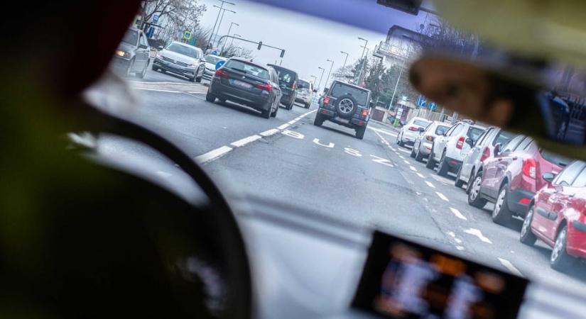 Két nap alatt 36 buszsávban közlekedő autóst büntettek meg a rendőrök Budapesten