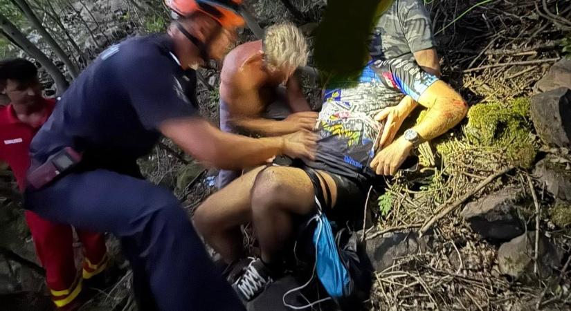 Sziklán akadt egy siklóernyős - Katonai tűzoltók és hegyimentők hozták le