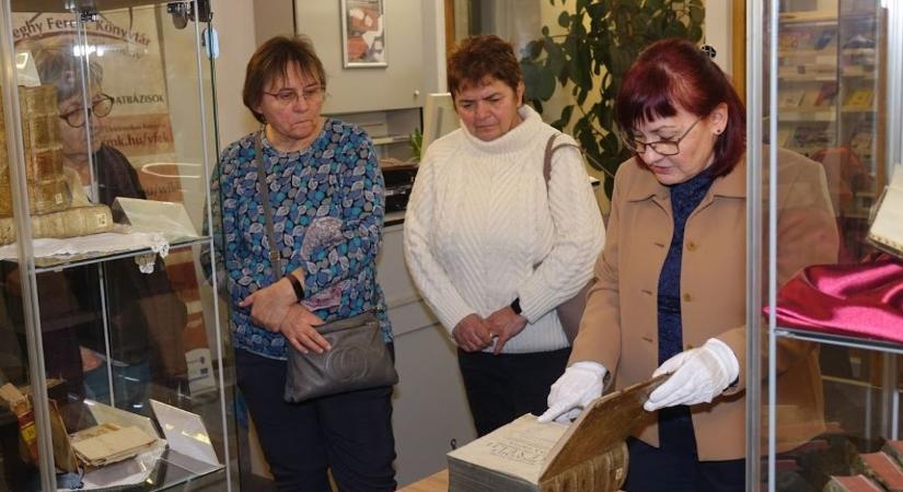 Olyan félezer éves köteteket csodálhatunk meg Szolnokon, melyek páncélszekrénybe valók