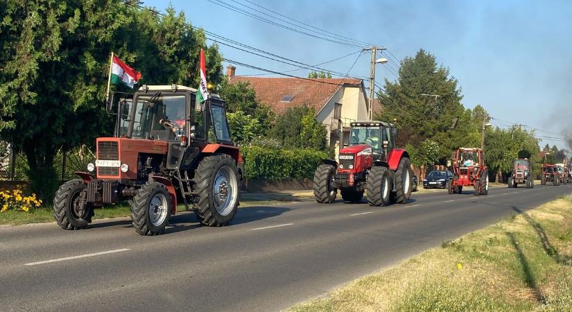 Hátramenetben a show kedvéért, 160 traktor dübörgött végig az utcákon – fotók, videó
