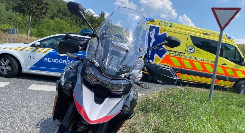 Nagyobb baj is lehetett volna: elesett egy motoros a 76-os úton (képgalériával)
