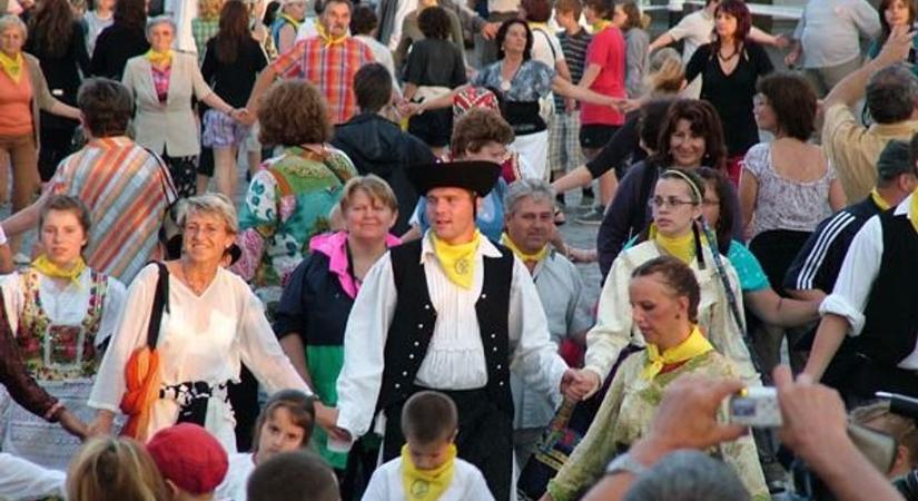 Saját Guinness-rekordjukat döntenék meg a csárdás táncolásával