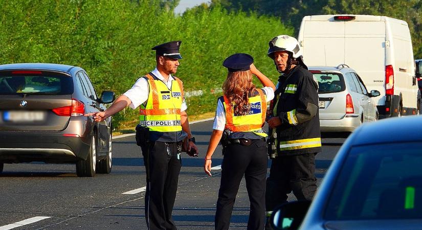 Dráma az autópályán: elaludt a sofőr, családját is veszélybe sodorta és még egy autó is kigyulladt – galériával