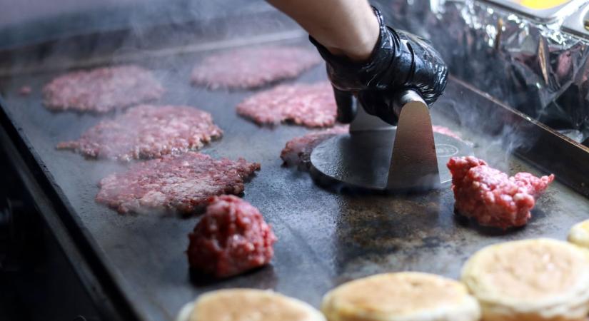 Elárulták, hogyan készül Szeged új kedvenc hamburgere – nem is gondolnád, milyen pofonegyszerű