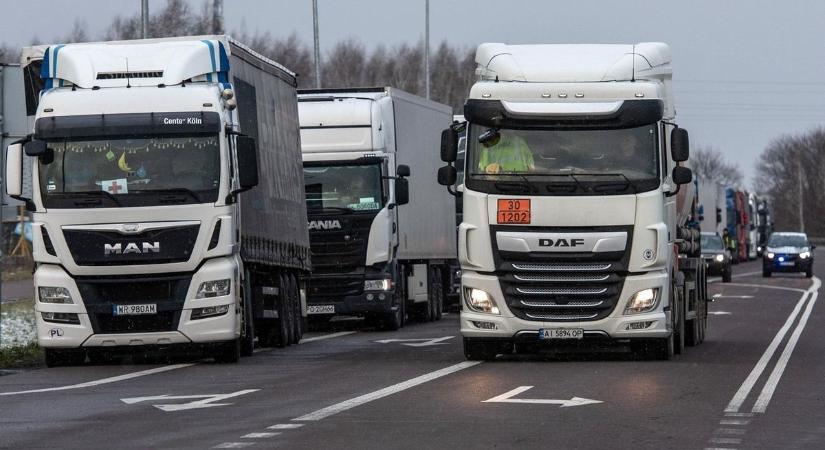 A miniszter felfüggesztette a kamionstopot