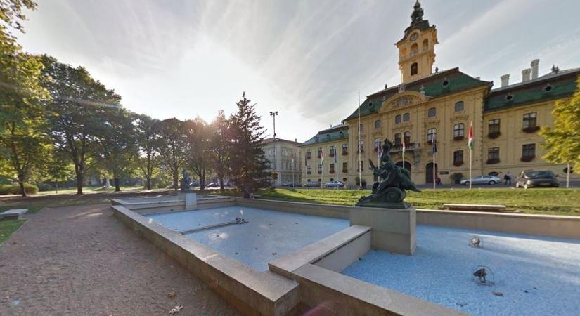 Ez már tényleg több a soknál: lefürödtek, aztán belecsináltak a szegedi szökőkútba a fosófantomok