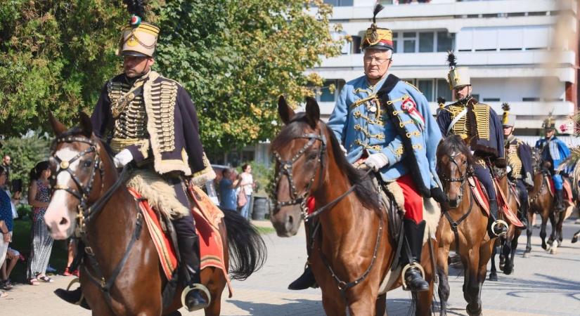 Mágikus időutazás: huszárok lepték el Nyíregyháza belvárosát