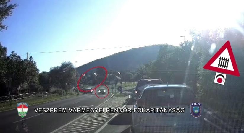 Rendőrök szeme láttára hajtott át egy autós a síneken a tilos jelzés ellenére – videó