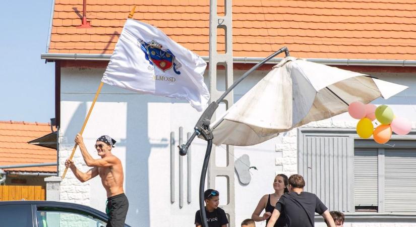 Erre garantáltan felébredt mindenki – nem találod ki, mitől volt hangos a falu! – fotókkal, videóval