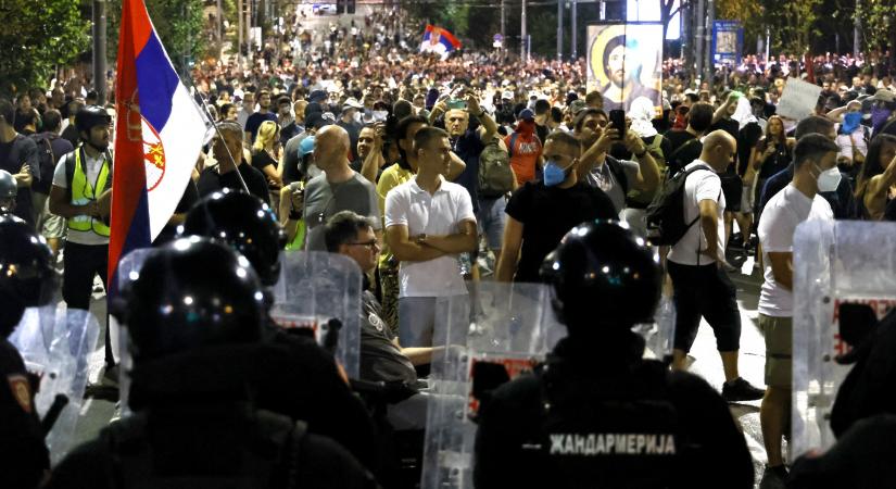 Péntek este is folytatódtak a tüntetések Szerbiában