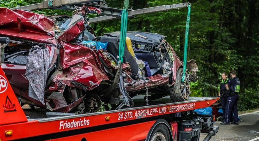 A négyen meghaltak, miután egy 16 éves sofőr fának hajtott Németországban
