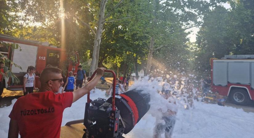 Égési sérüléseket szenvedett egy fiúnak segítettek a tűzoltók