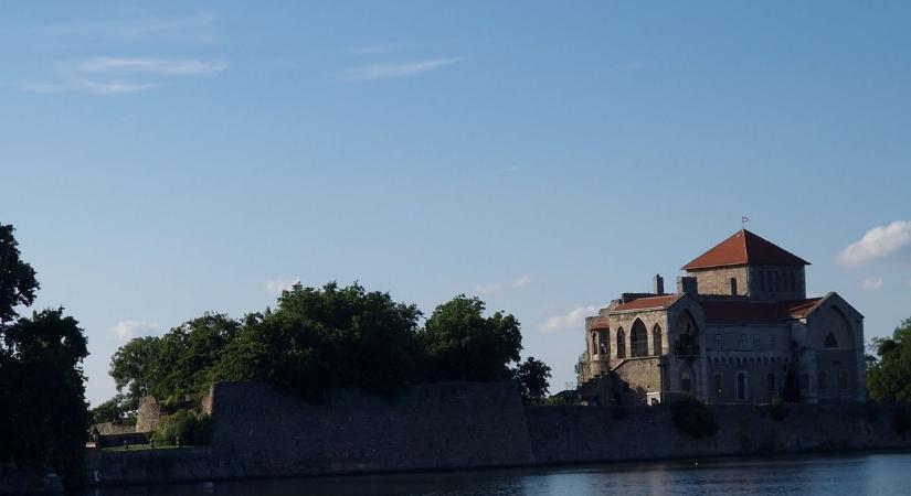 Játssz velünk: kirakós a Tatai várról!