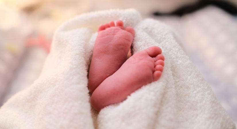 Kisbabája született a híres sziámi ikertestvéreknek