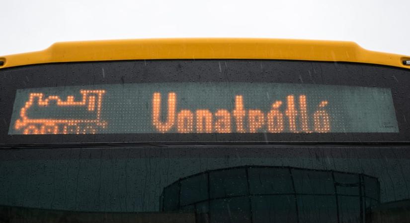 MÁV: műszaki hiba miatt pótlóbuszok szállítják az Intercity utasait a pécsi vonalon