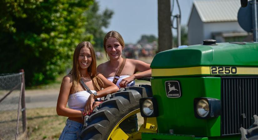 Az 500 traktor között minden is volt: fiatal tehetség, csinos traktoros lányok és 80 milliós járgány várt Zákányszéken