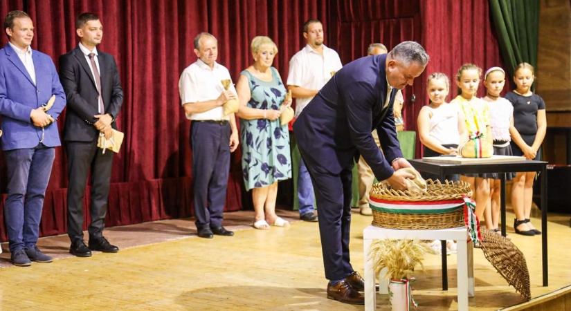 A vármegyei gazdák adományozták a legtöbb gabonát – búzaösszeöntő ünnepet tartottak Rákóczifalván