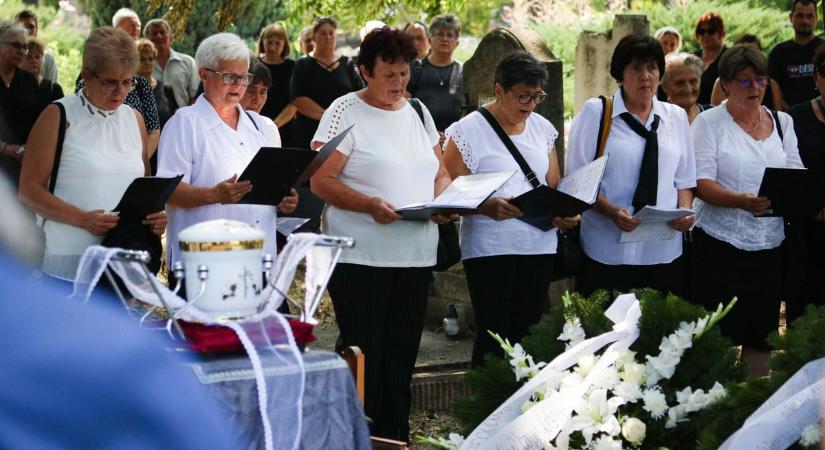 „Ebben volt az ereje: szeretni akart” – Elbúcsúztatták Horváthné Gogán Jolánt (galéria)