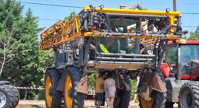 Ötvenkét traktor lepte el Pusztaszer utcáit, de nem ez volt az egyedüli látványosság a traktoros napon – galériával
