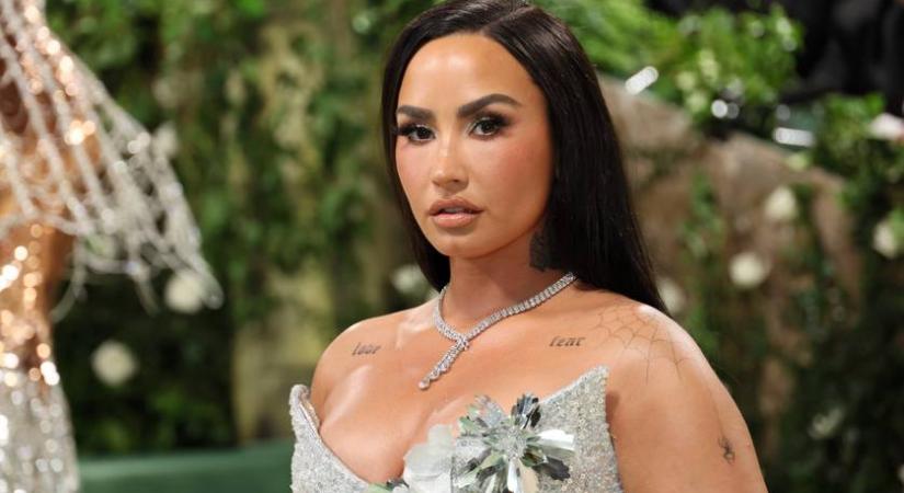 A felére fogyott a gyönyörű énekesnő: látványos előtte-utána fotón Demi Lovato